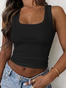 Gros plan d'un débardeur noir en maille côtelée montrant la texture du tissu et la coupe ajustée.