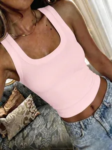 Détail d'un débardeur rose côtelé de style Y2K porté avec un jean en denim bleu