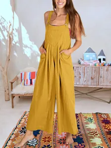Mono de algodón y lino amarillo de corte holgado para mujer en un ambiente bohemio.