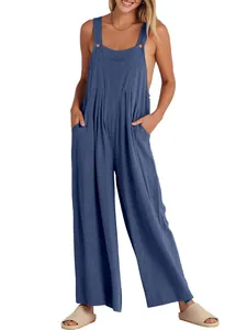 Vista frontal del peto de algodón y lino azul para mujer con diseño holgado y bolsillos