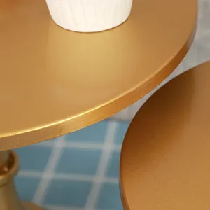 Detailed view of the elegant golden metallic texture on a round cake display stand