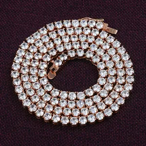 Nahaufnahme einer klassischen Tennis-Halskette in Roségold mit Zirkonia-Steinen.
