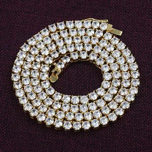 Detailaufnahme einer vergoldeten Hip-Hop-Tenniskette mit einreihigem Zirkonia.