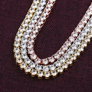 Nahaufnahme von 3mm-6mm Tennis-Ketten in Gold, Silber und Roségold mit Zirkonia-Steinen.