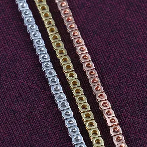 Detailansicht von drei Tennis-Ketten in Silber, Gold und Roségold mit Zirkonia-Steinen.