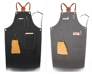 Vue détaillée des tabliers en denim noir et gris avec bretelles en cuir réglables.