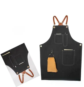 Vue détaillée d'un tablier de travail en denim noir avec lanières en cuir et poches