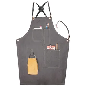 Tablier en denim gris avec sangles en cuir croisées et poches multiples