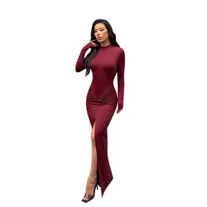 Elegantes weinrotes Bodycon-Maxikleid mit Stehkragen, Ärmeln und einem Schlitz.