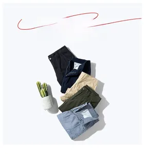 Detailansicht der Herren-Cargo-Shorts aus Baumwolle in fünf verschiedenen Farben.
