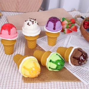 Primo piano dettagliato di sei coni gelato artificiali colorati per esposizione commerciale