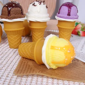 Primo piano di coni gelato artificiali realistici con guarnizioni colorate per l'esposizione.