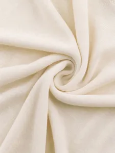 Gros plan sur la texture respirante et douce du tissu de ce haut de yoga léger.