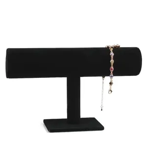 Vue détaillée d'un présentoir à bijoux en velours noir en forme de T pour bracelets