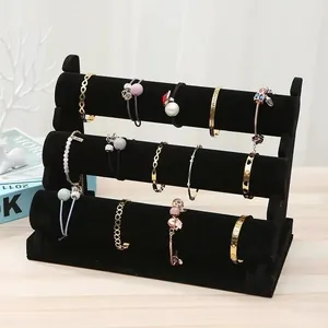 Vue détaillée d'un présentoir à bijoux premium à 3 niveaux en velours noir chic.