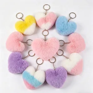 Dettaglio di portachiavi colorati a forma di cuore in pelliccia sintetica color pastello
