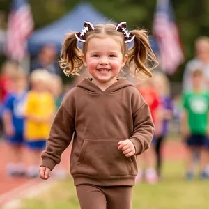 Gros plan de nœuds de football pour enfants portés par une petite fille souriante dehors