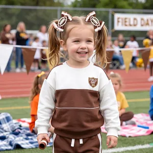 Noeuds à paillettes thème football pour enfant portés lors d'un événement.