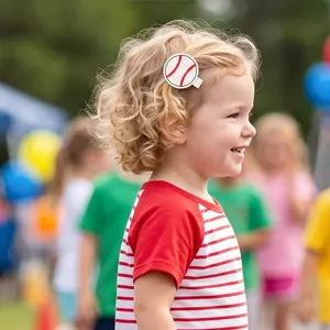 Petite fille portant une pince à cheveux baseball blanche dans un parc en plein air.