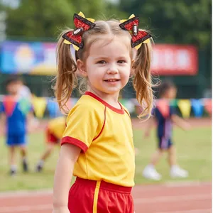 Barrettes à cheveux à paillettes thème football portées par une fille en tenue de sport