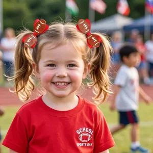 Petite fille portant des barrettes de football rouges et brunes pour le sport