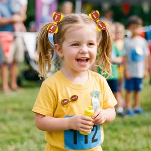 Petite fille portant des barrettes à cheveux à motif football pour le sport enfant