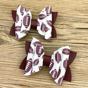 Détail de deux nœuds de cheveux en similicuir avec imprimé de football américain enfant.