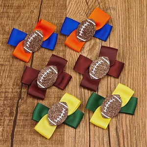 Gros plan sur des barrettes à cheveux avec nœuds de football américain pour enfants