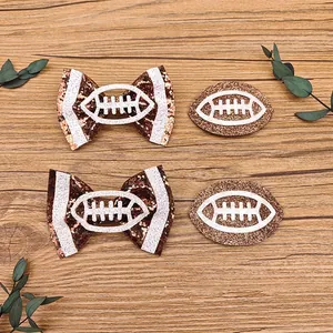 Barrettes à cheveux football pailletées et nœuds sur fond bois avec feuilles vertes