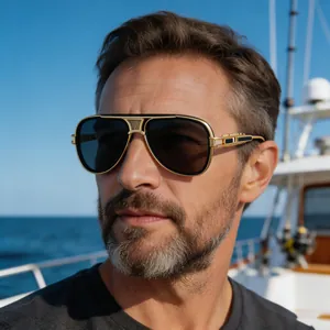 Mann mit goldener Pilotensonnenbrille im Vintage-Stil auf einer Luxusyacht auf See.