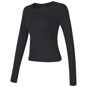 Détail d'un haut de yoga noir à manches longues, séchage rapide, texture sport