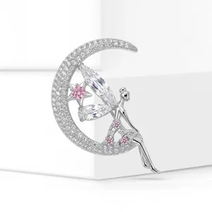 Squisita spilla fata argento su mezzaluna con zirconi rosa micro-pave.