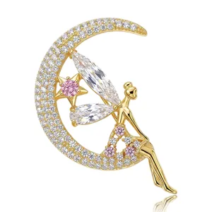 Elegante Spilla Luna Angelo in Rame Placcato Oro e Zirconia Per Donne Accessori Per Abiti Completi Gioielli di Moda
