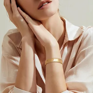 Elegante bracciale largo geometrico traforato placcato oro per donna in stile moderno