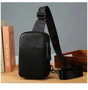 Vue détaillée du sac de poitrine en cuir véritable pour homme avec texture grainée.