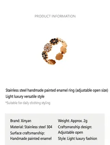 Dettaglio di un anello aperto in acciaio inossidabile con motivi floreali in smalto