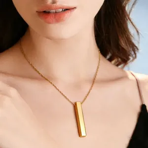 Detailaufnahme einer minimalistischen 3D-Halskette aus goldenem Edelstahl am Hals.