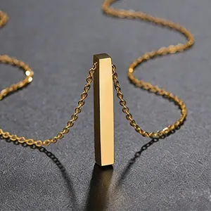 Nahaufnahme einer minimalistischen goldenen 3D Stab-Halskette aus Edelstahl