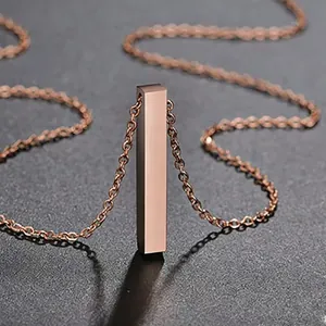 Nahaufnahme einer Halskette aus Roségold-Edelstahl mit 3D-Stab-Anhänger