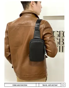 Vue arrière d'un homme portant un sac de poitrine en cuir noir avec veste marron