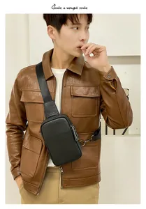 Gros plan professionnel d'un sac bandoulière en cuir noir pour homme sur une veste brune