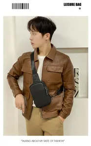 Détail d'un sac de poitrine en cuir véritable pour homme porté sur une veste.