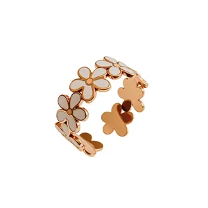 Primo piano di un anello in acciaio inossidabile oro rosa con margherite smaltate