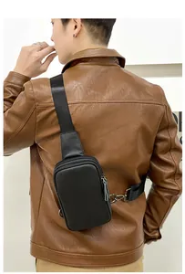 Mannequin portant un sac de poitrine en cuir véritable noir sur une veste marron