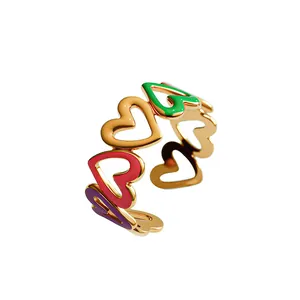 Dettagli squisiti del motivo a cuore in smalto colorato su anello aperto in acciaio dorato.