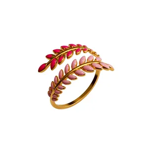 Vista dettagliata di anello regolabile in acciaio con design foglia smalto rosa.