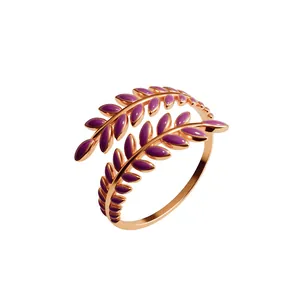 Dettaglio macro di un anello aperto a foglia in smalto viola con finitura oro rosa