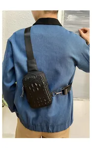 Sac de poitrine homme en cuir noir véritable avec texture crocodile et bandoulière