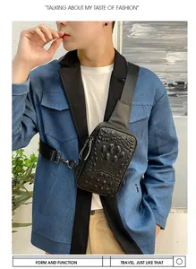 Détail d'un sac de poitrine en cuir noir pour homme porté par un jeune mannequin