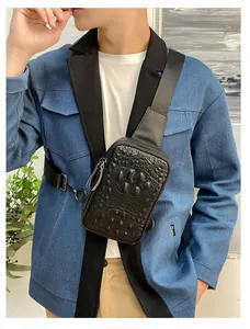 Mannequin portant un sac de poitrine en cuir noir à motif crocodile chic